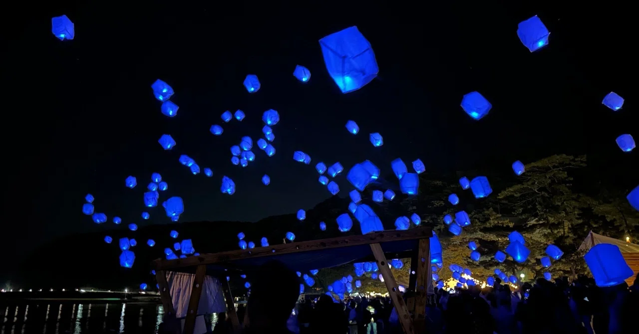 LEDスカイランタンを使ったイベントが内閣総理大臣賞に。10周年の『うみぞら映画祭』が2026年春に開催！ブルーランタンを淡路島の海辺で。